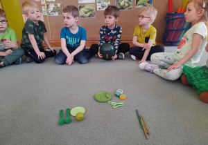 Dzieci pogrupowały zielone przedmioty znalezione w sali